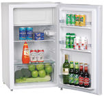 Blanco debajo del mini refrigerador contrario/refrigerador del dormitorio del mini con el congelador que cierra la puerta
